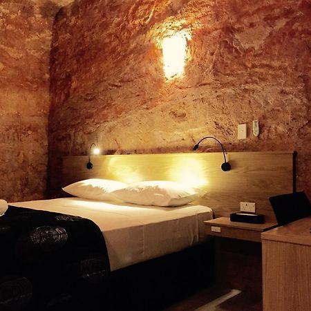 ザ ルックアウト ケーブ アンダーグラウンド モーテル クーバーペディ 部屋 写真