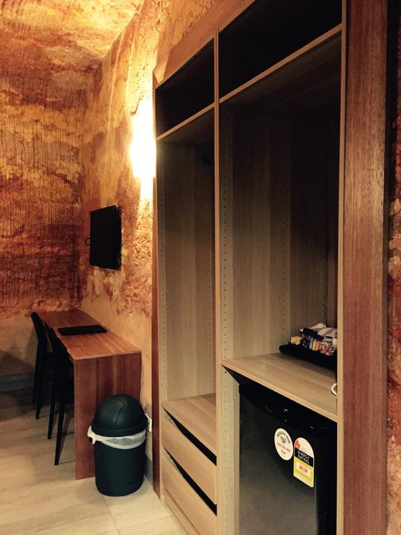 ザ ルックアウト ケーブ アンダーグラウンド モーテル クーバーペディ 部屋 写真